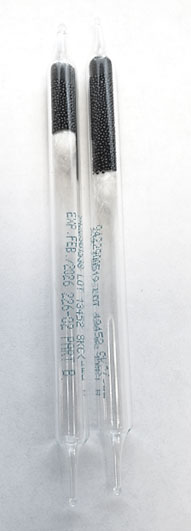 Tubes Anasorb 747 : partie « avant » 400 mg (droite) et partie « trappe » 200 mg (gauche)